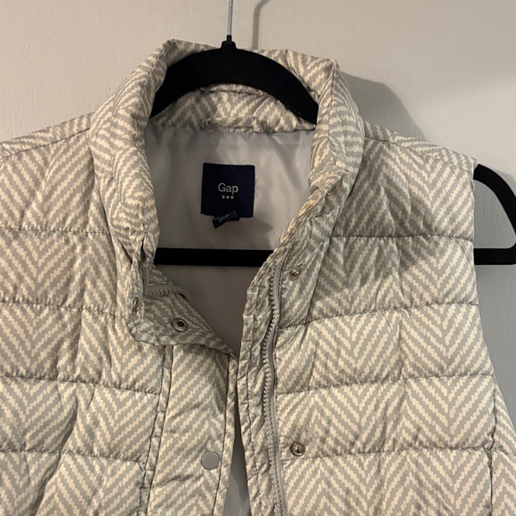 Chevron Patterned Puffer Vest - Picture 3 of 5